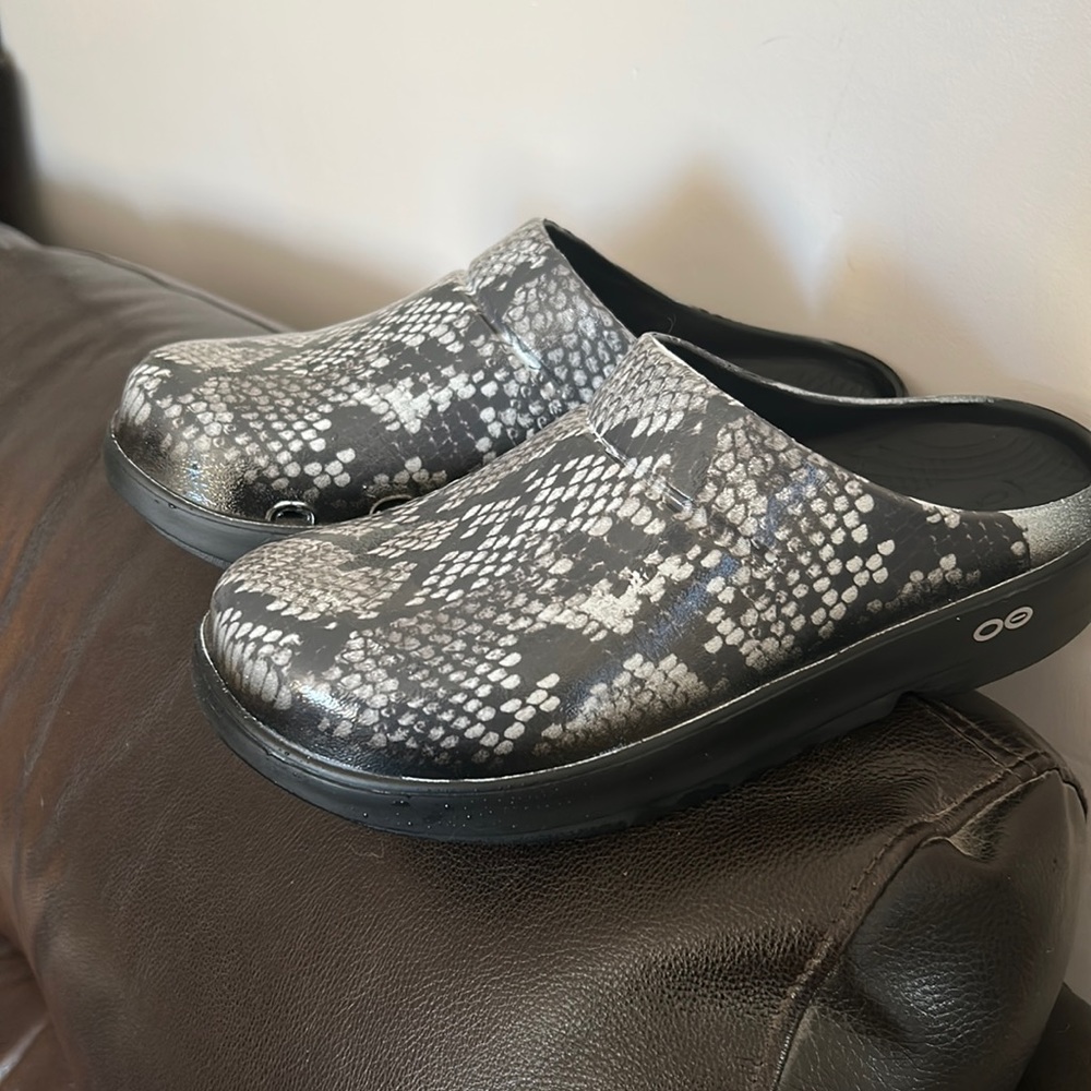 Oofos OOclog Snake Print Waterproof Lightweight Recovery Footwear-Size 8